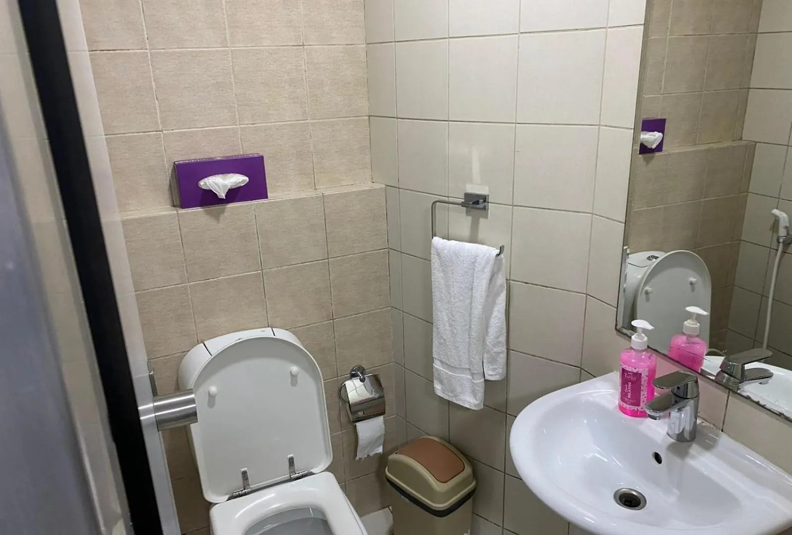 Hostel Affordable Master Room For Couple Abu Dhabi